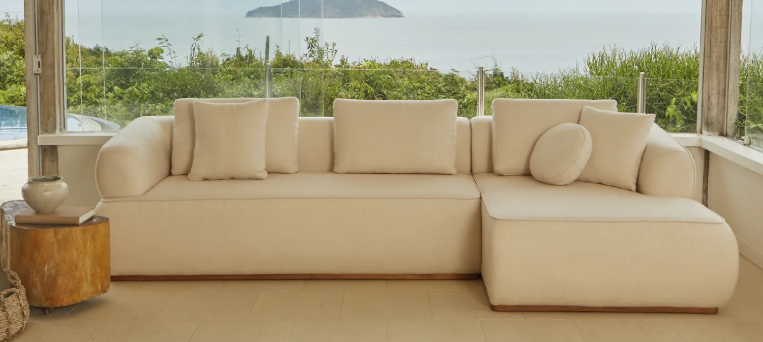 SOFÁ COM CHAISE 950 NO VELUDO